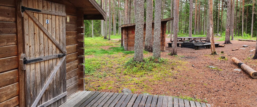 Fåröns Friluftsområde utedass och eldstad