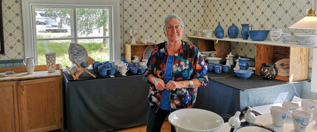Aili inne i sin verkstad