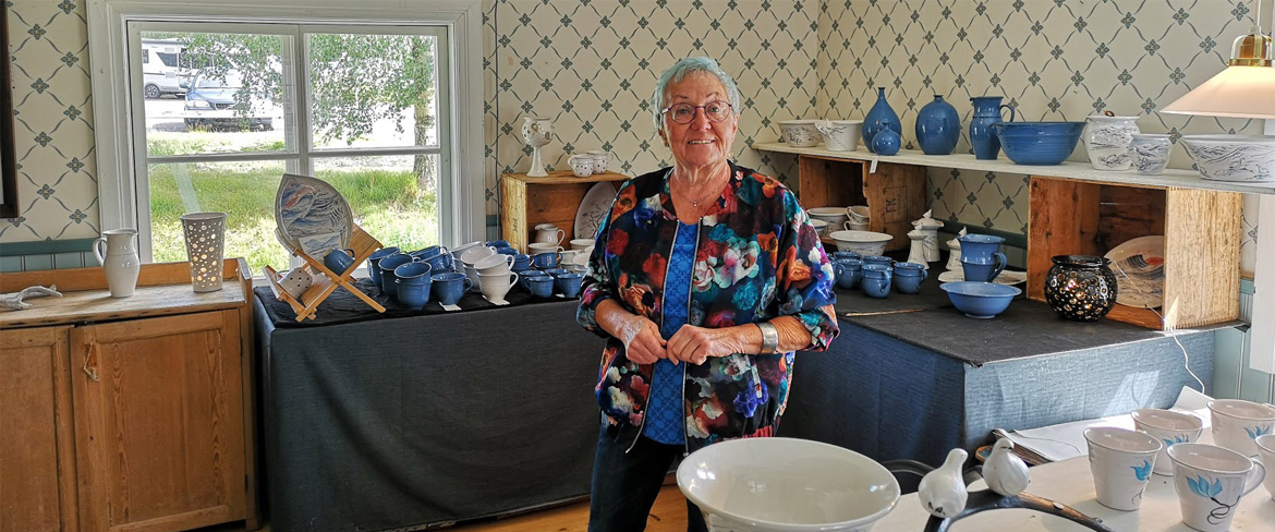 Aili inne i sin verkstad