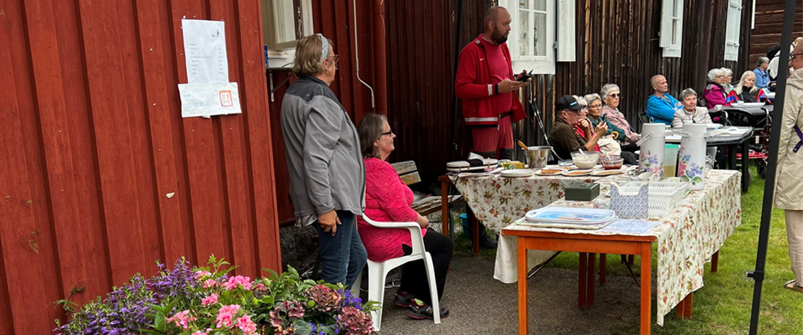 Våffelservering utanför Solandergården