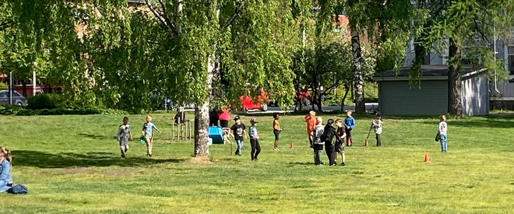 Grönytor i Badhusparken som bjuder in till lek