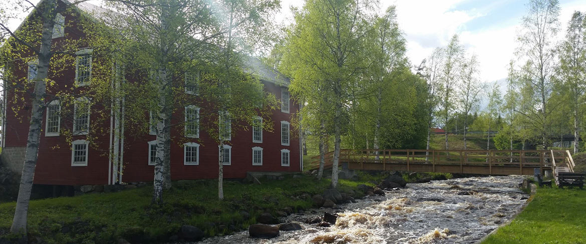 Huset med ån bakom