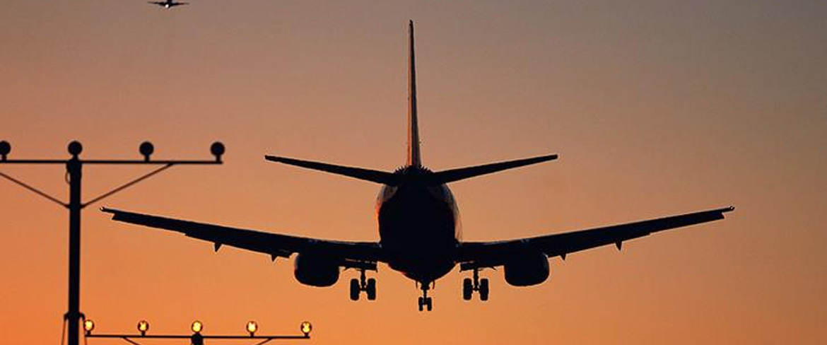 Flygplan i solnedgång
