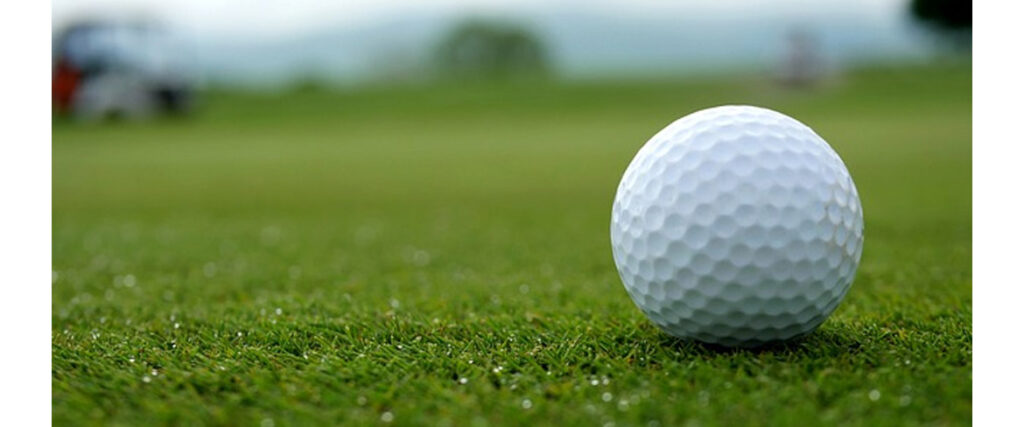 Golfboll i gräset