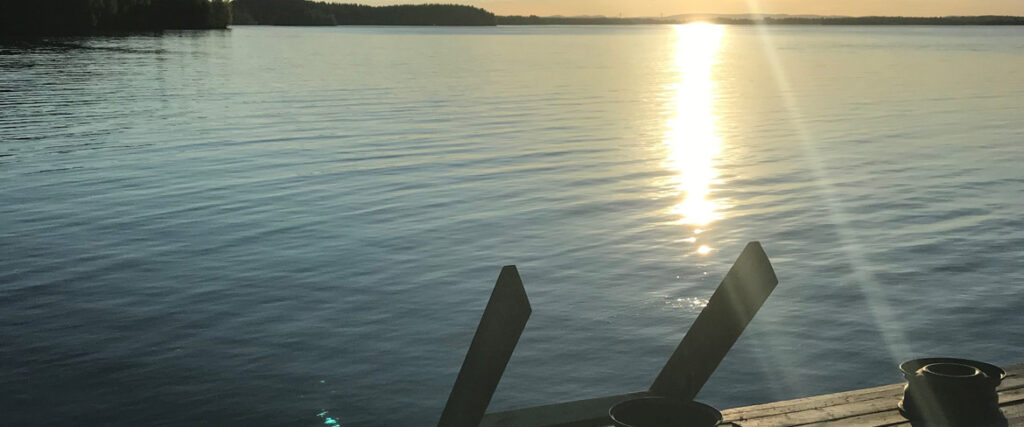 Kvällsbad i solen från bryggan på Fingermanholmen
