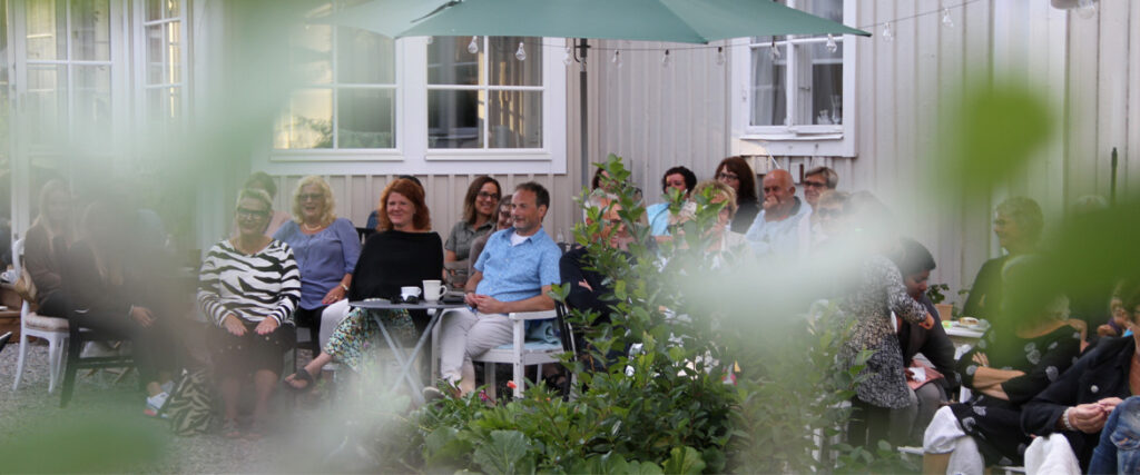 Sommarhäng i trädgården hos Pensionatet