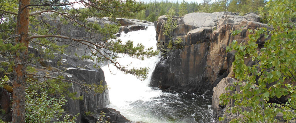 Storforsen mellan klipporna