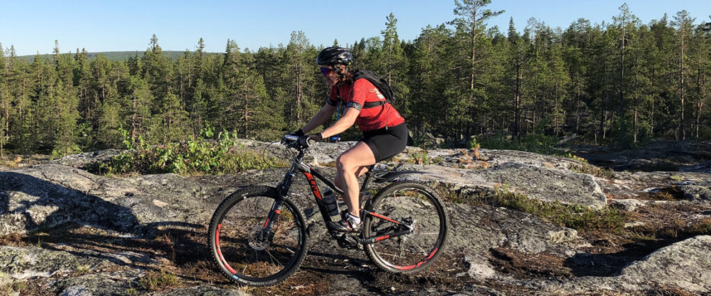Ta dig till Igeltjärnsbergets topp via klipphällar