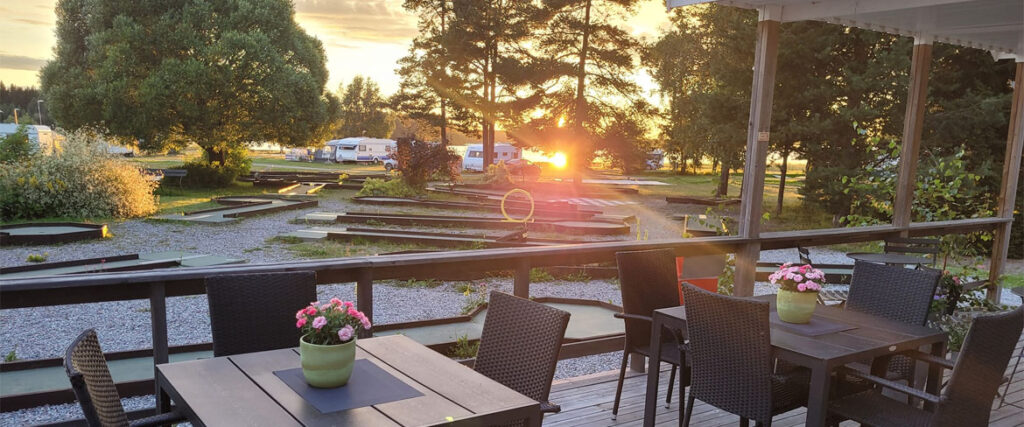 Stolar och bord med översikt över minigolf och camping