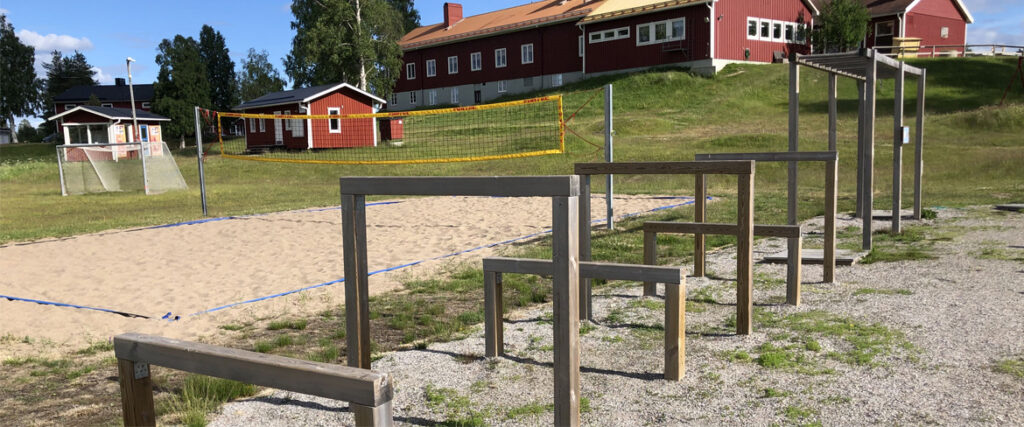 Hinderbana och volleybollplan
