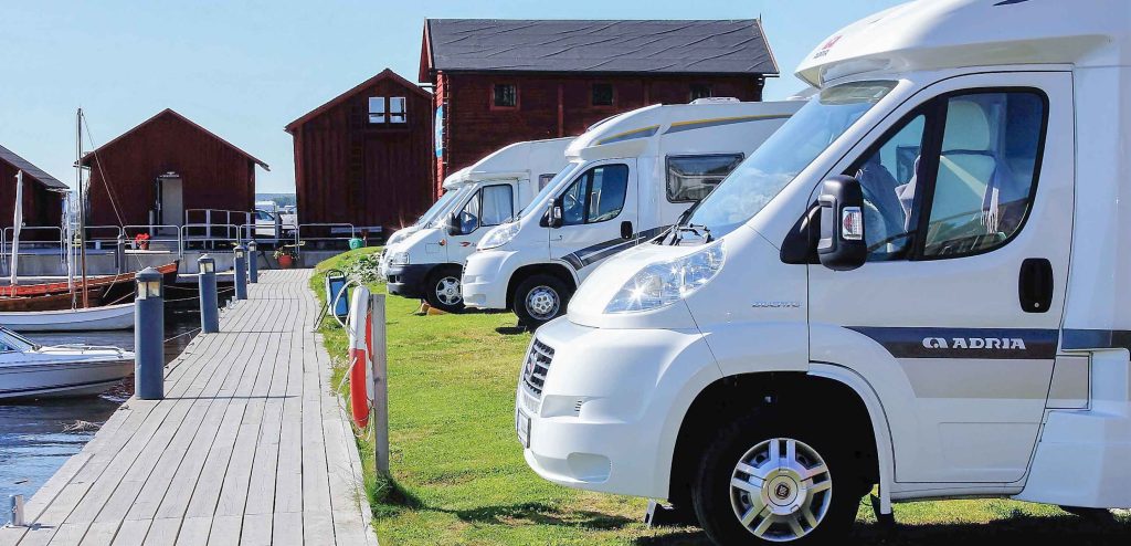 Campingbilar vid Västra kajen