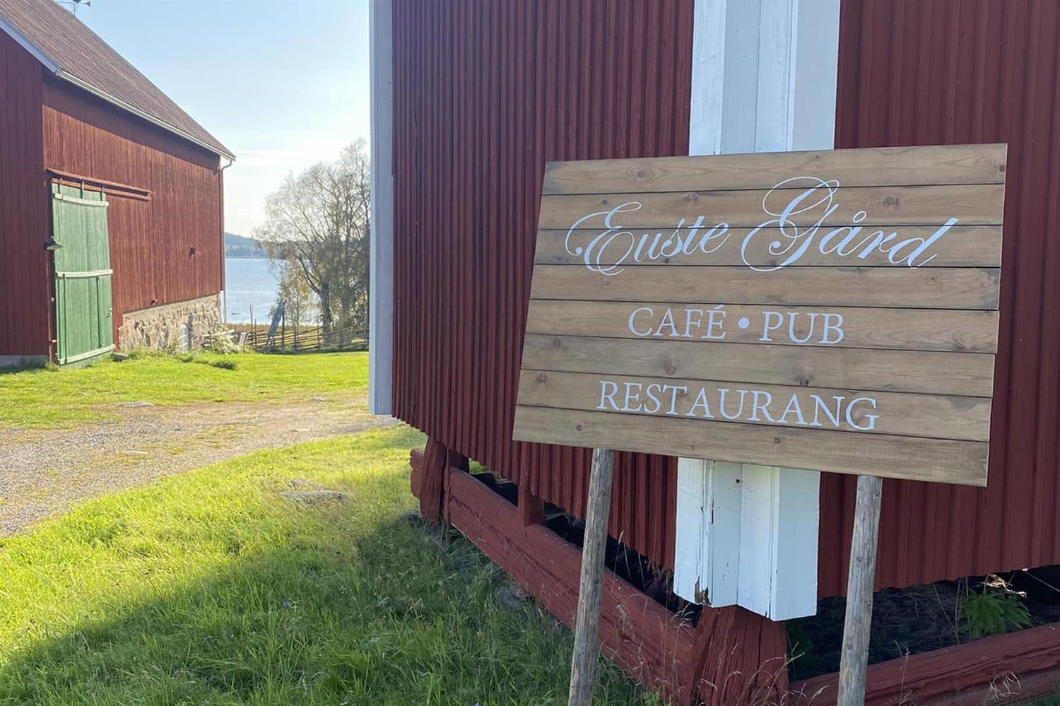 Euste gård skylt