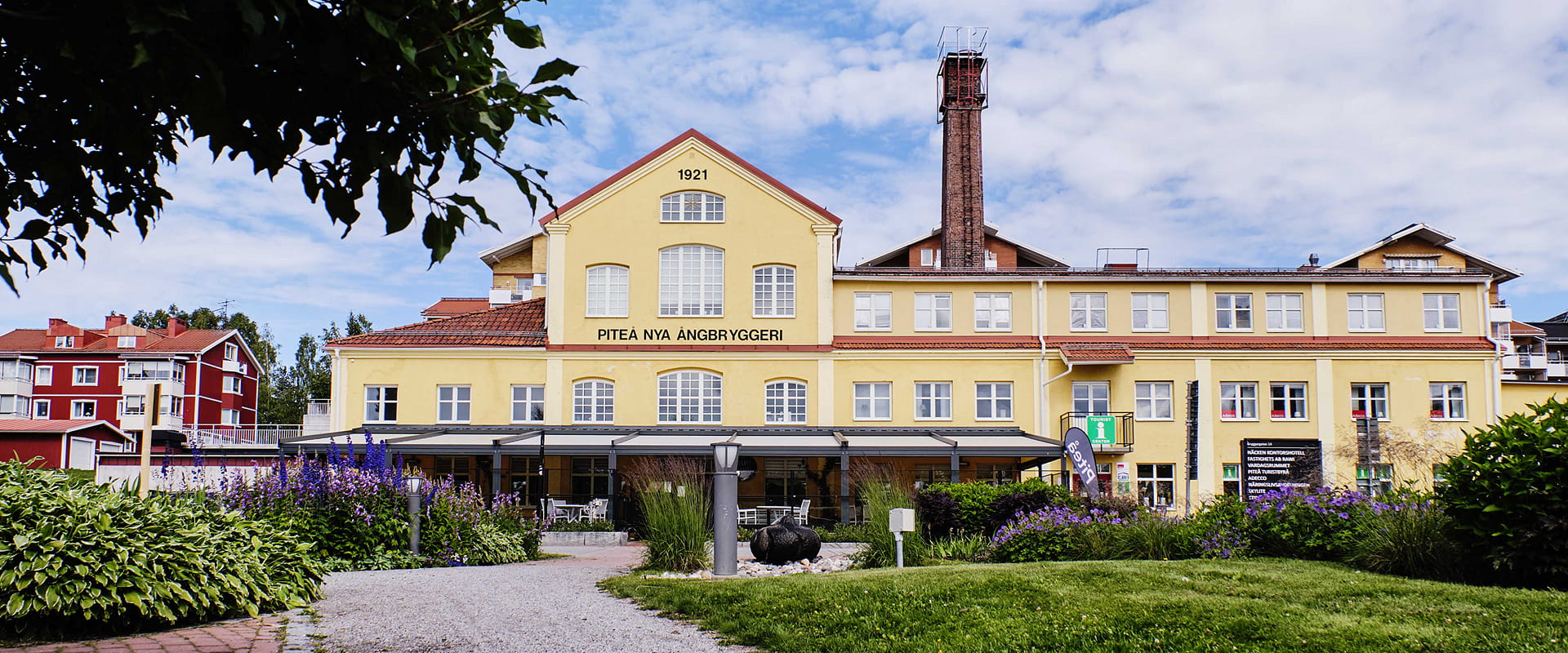 Vy över gamla ångbryggeriet i Piteå, där Piteå Turistcenter har sina lokaler.