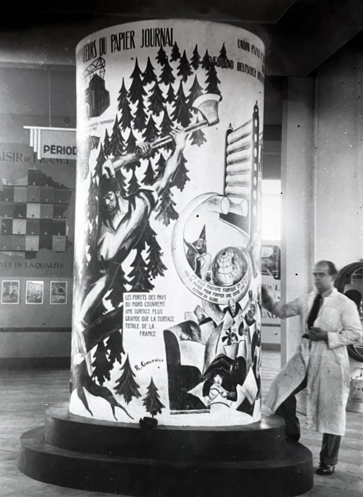 Rudolf Gowenius vid den reklampelare han framställde för Svenskt Papper till Världsutställningen i Paris 1937.